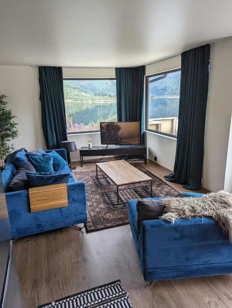 Nydelig Hytte Med Fantastisk Beliggenhet Ved Sjoen Villa Laupstad Екстериор снимка
