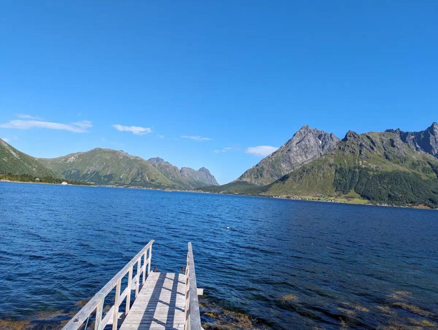 Nydelig Hytte Med Fantastisk Beliggenhet Ved Sjoen Villa Laupstad Екстериор снимка