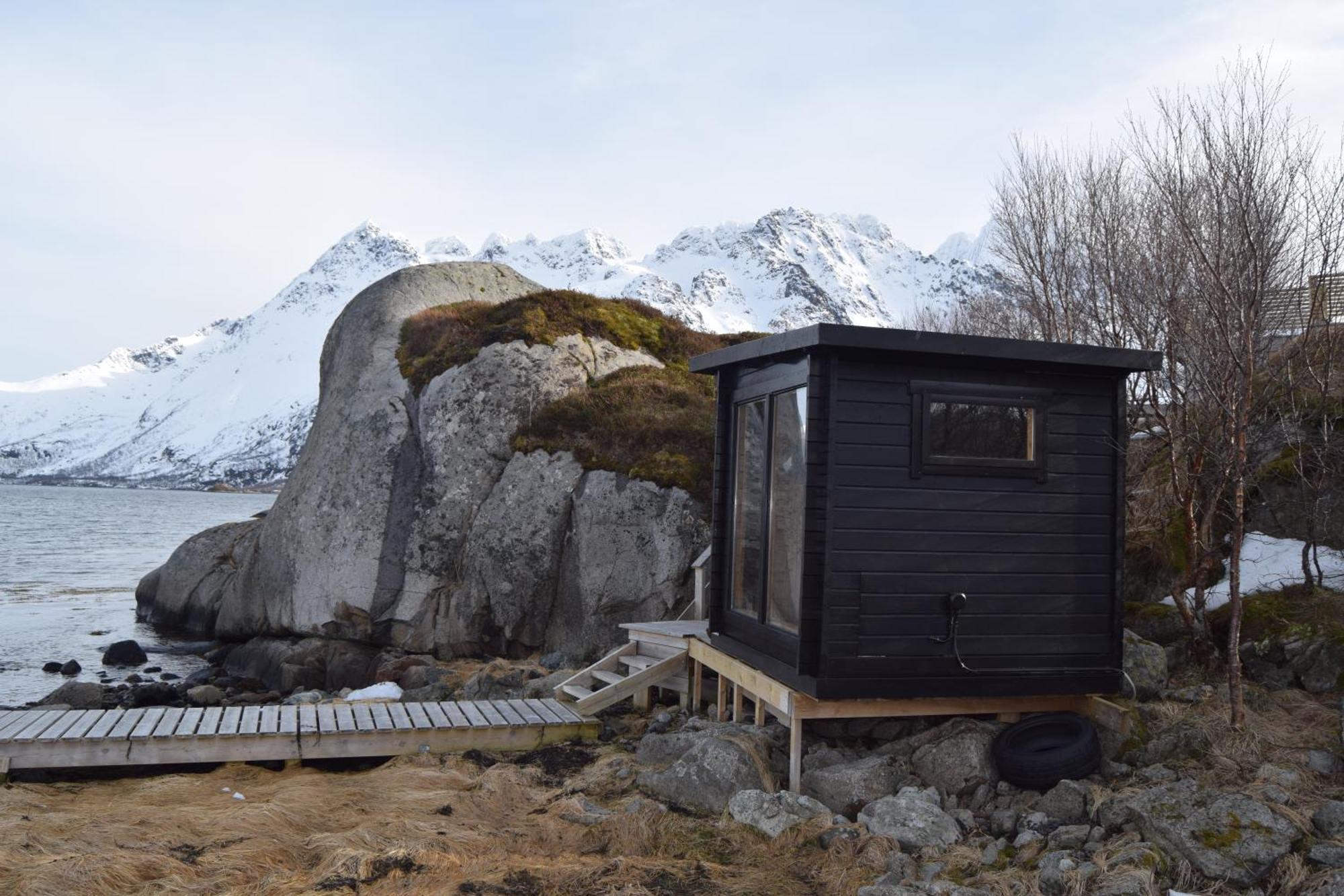 Nydelig Hytte Med Fantastisk Beliggenhet Ved Sjoen Villa Laupstad Екстериор снимка